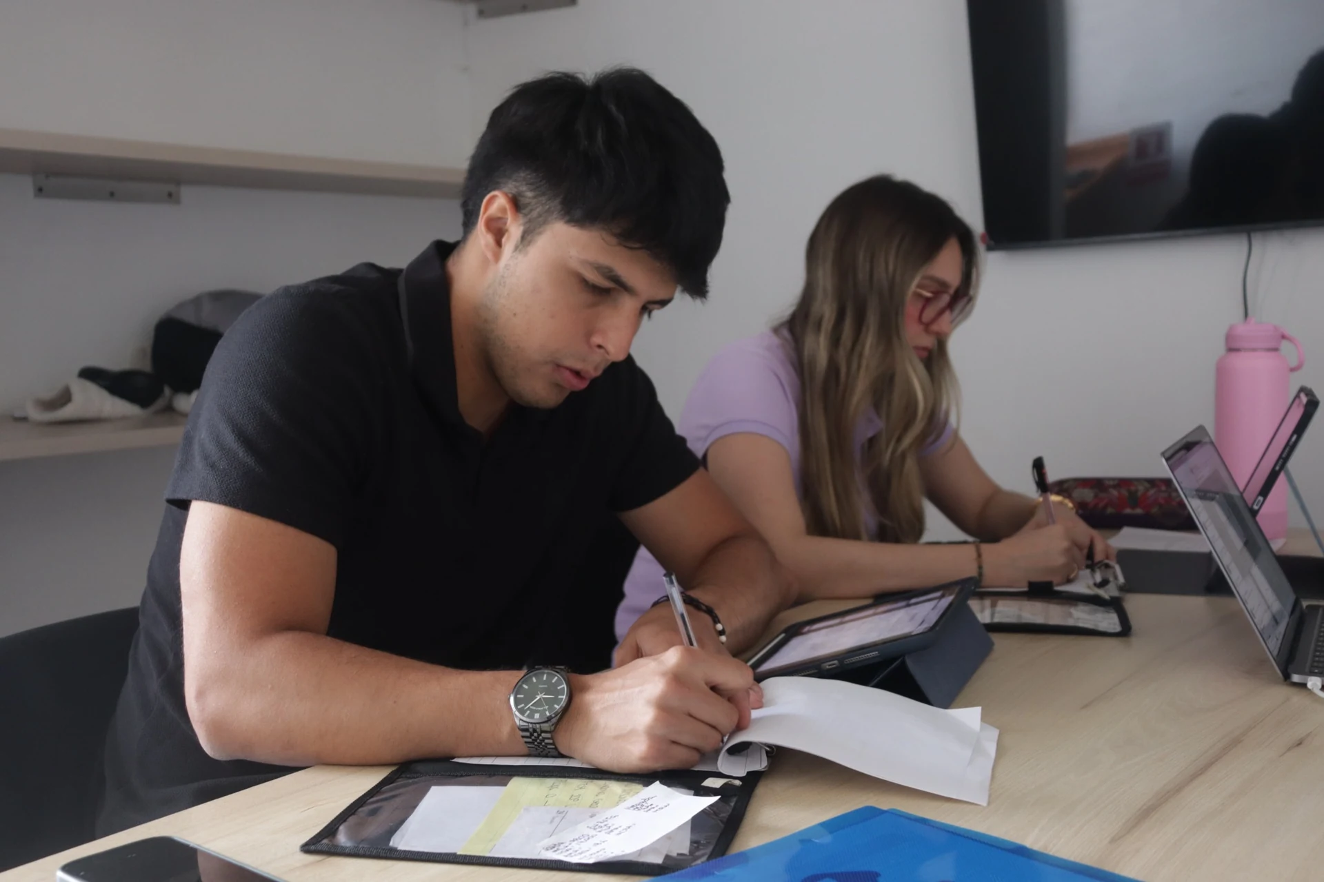 Estudiantes de PilotTips preparando conocimientos en una sesión de tierra